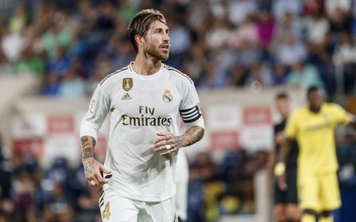 熊猫体育独家-内马尔被换下时接受掌声